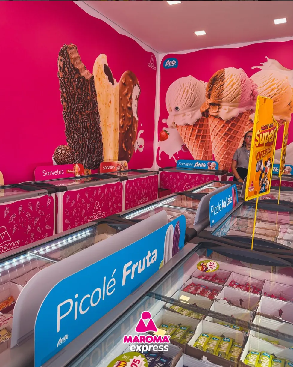 Interior de loja Maroma Express com freezers organizados por categoria de produto