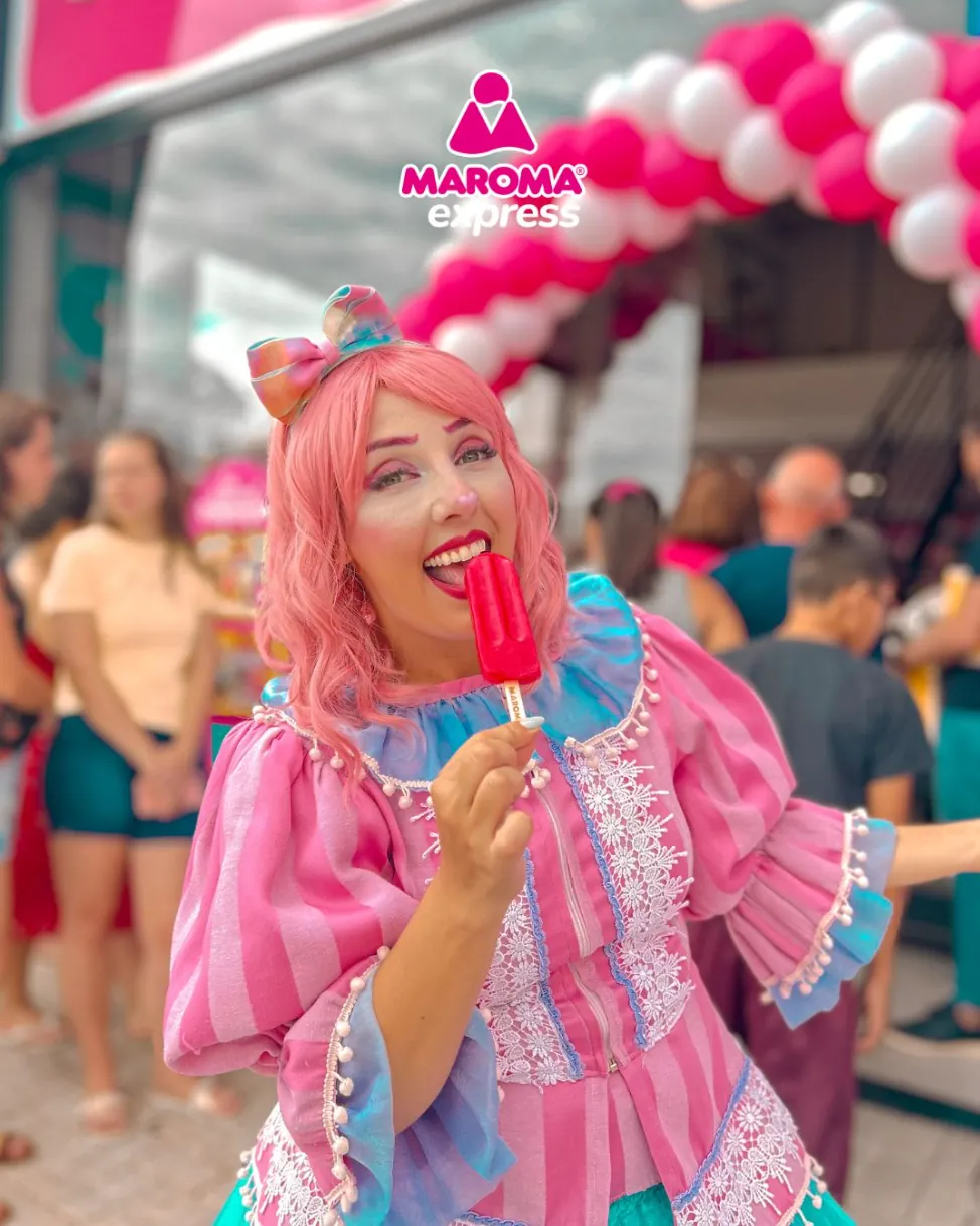Personagem de recreação saboreando picolé em evento de inauguração Maroma